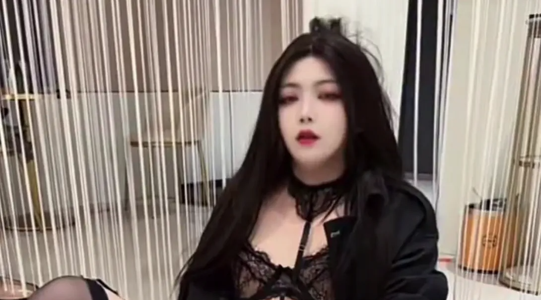 【伪娘】嘿嘿！ 我必须后面插着大鸡巴顶着前列腺 才能这样射出来！（好爽）